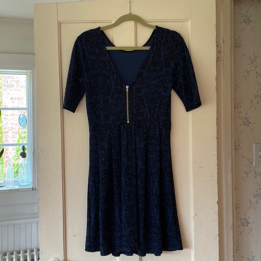 cute flattering dress for a teen or early 20s.  Size 6. Hits just above knees